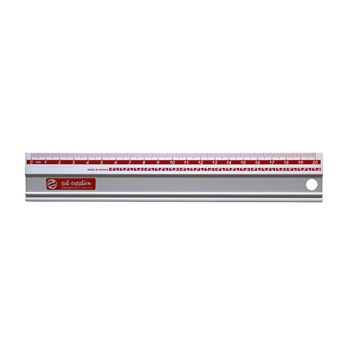 Régua de metal (alumínio) prateada de 20 cm com escala de medição em vermelho e marcações azuis, com orifício para pendurar.