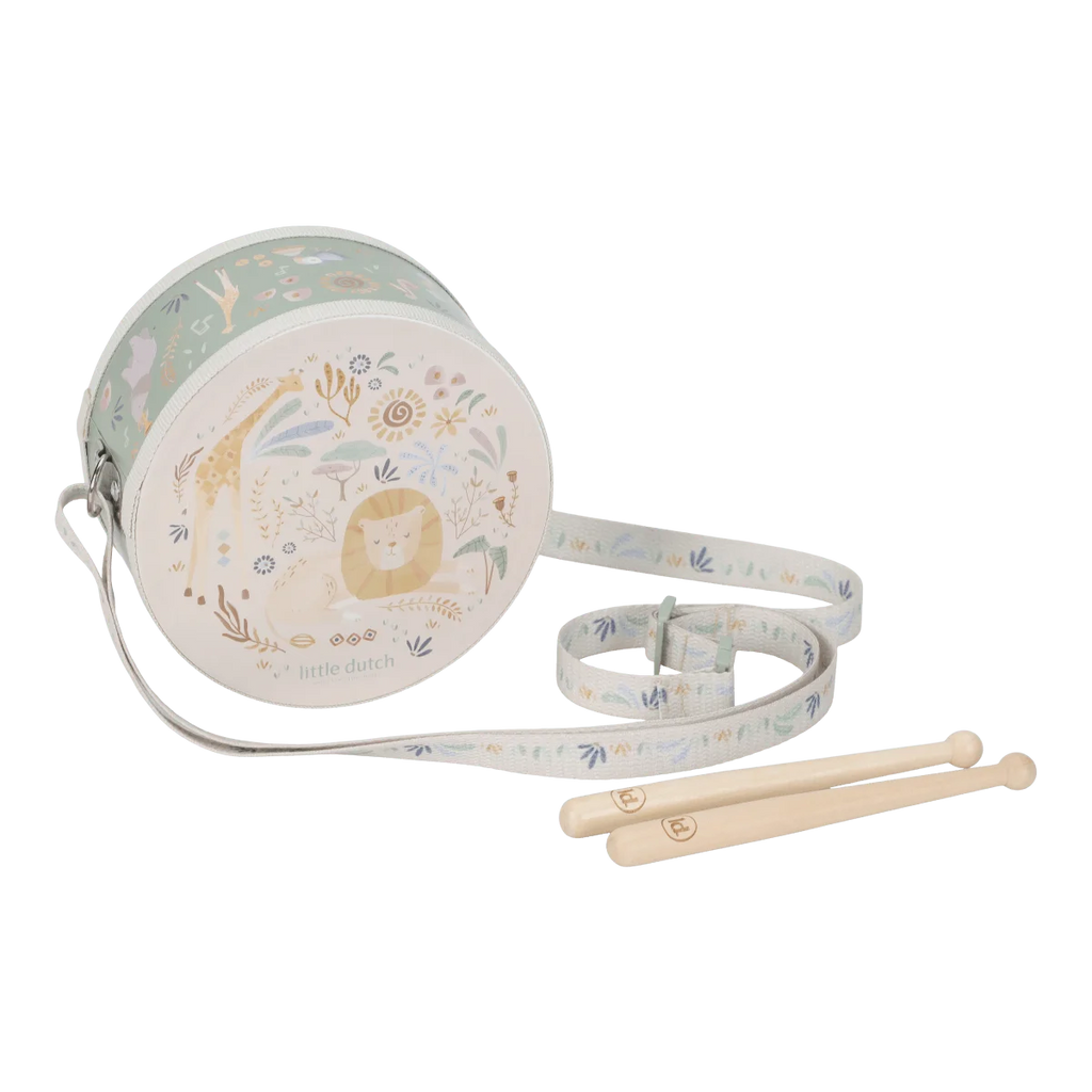 Tambor infantil Little Dutch da colecao Safari Friends em tons de verde com baquetas de madeira.