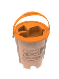 Vista superior de um balde de areia cinética ChildGen com tampa laranja, mostrando os moldes embutidos para formas.
