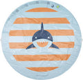 Detalhe do tapete de esguichos inflável Swim Essentials com design de tubarão, mostrando as riscas e o detalhe do tubarão.