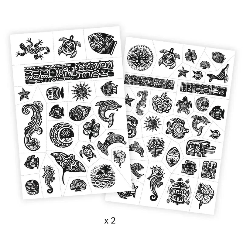 Duas folhas detalhadas das Djeco 50 Tatuagens Polinésia, com uma vasta gama de padrões inspirados na cultura e natureza polinésia como tartarugas, golfinhos e flores.