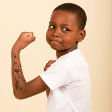 Menino a mostrar uma tatuagem temporária de um foguetão desenhada no antebraço com marcador preto.