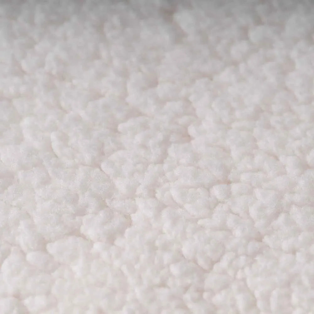 Detalhe macro do colchonete interior branco e felpudo, com textura macia e quente para conforto do animal.