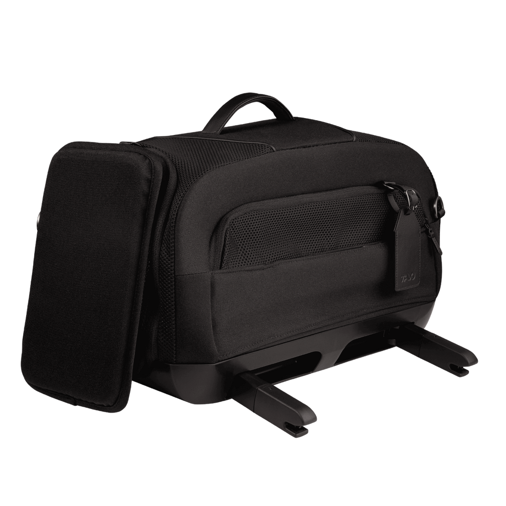 Vista lateral da transportadora TAVO Dupree preta, mostrando os fechos ISOFIX de aço estendidos na base para instalação em carro.
