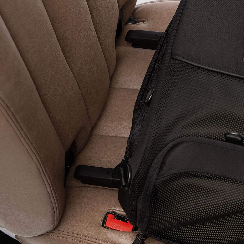 Detalhe da instalação da transportadora TAVO Dupree no assento do carro, mostrando os fechos ISOFIX a encaixar nas âncoras.