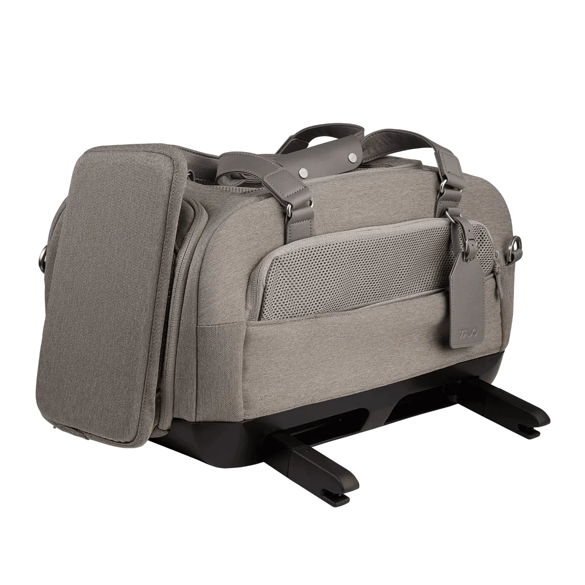 Tavo Dupree II com a base ISOFIX parcialmente estendida, mostrando o design 2-em-1 e a etiqueta de bagagem pendurada.
