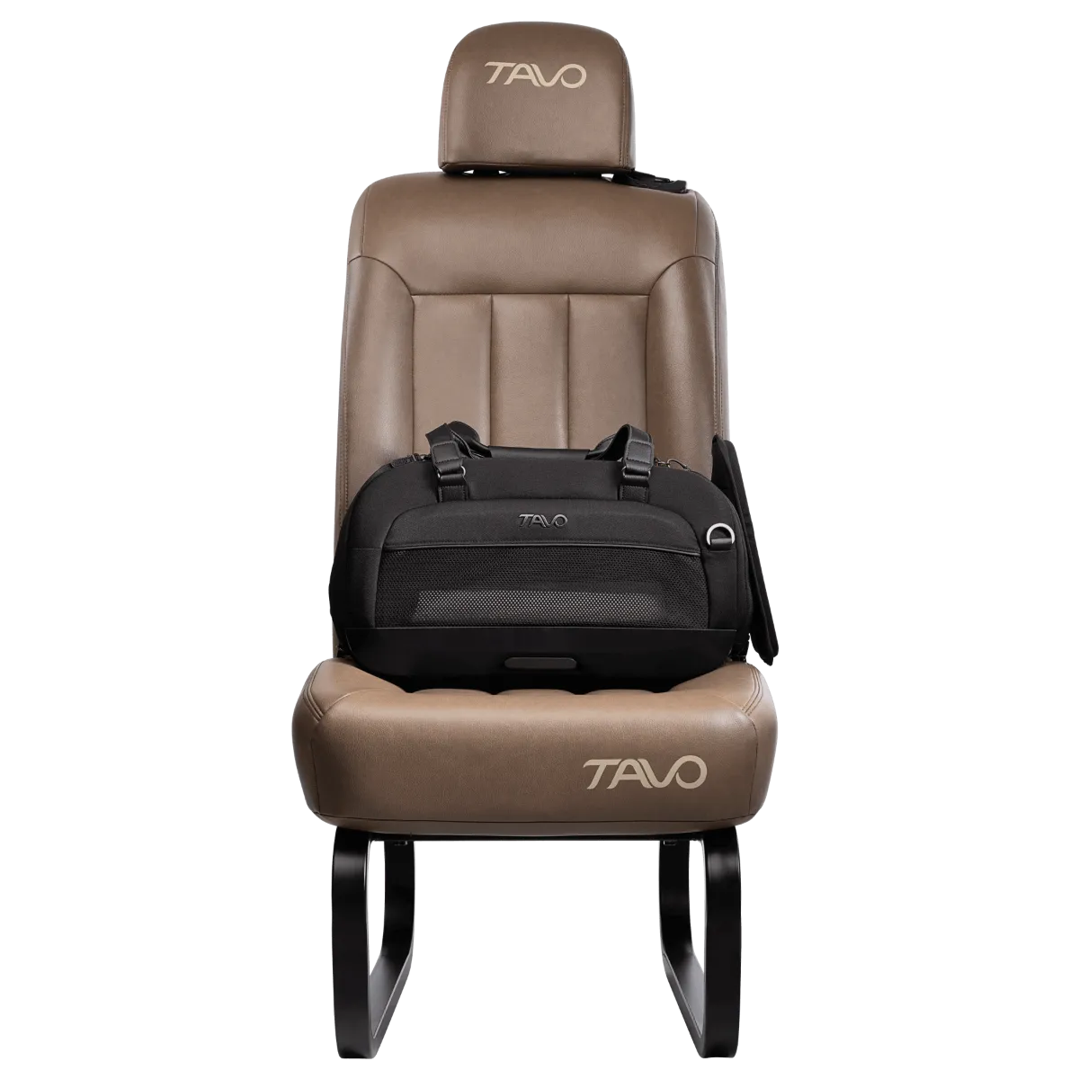 Transportadora TAVO Dupree II preta instalada numa base de teste de cadeira auto (simulando assento de carro) com a marca TAVO visível no encosto.