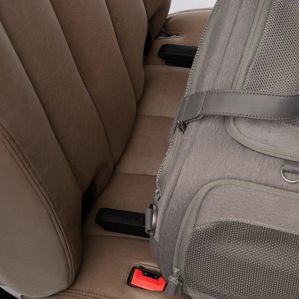 Detalhe da instalação da transportadora Tavo Dupree II no banco traseiro de um carro, próxima aos fechos ISOFIX.