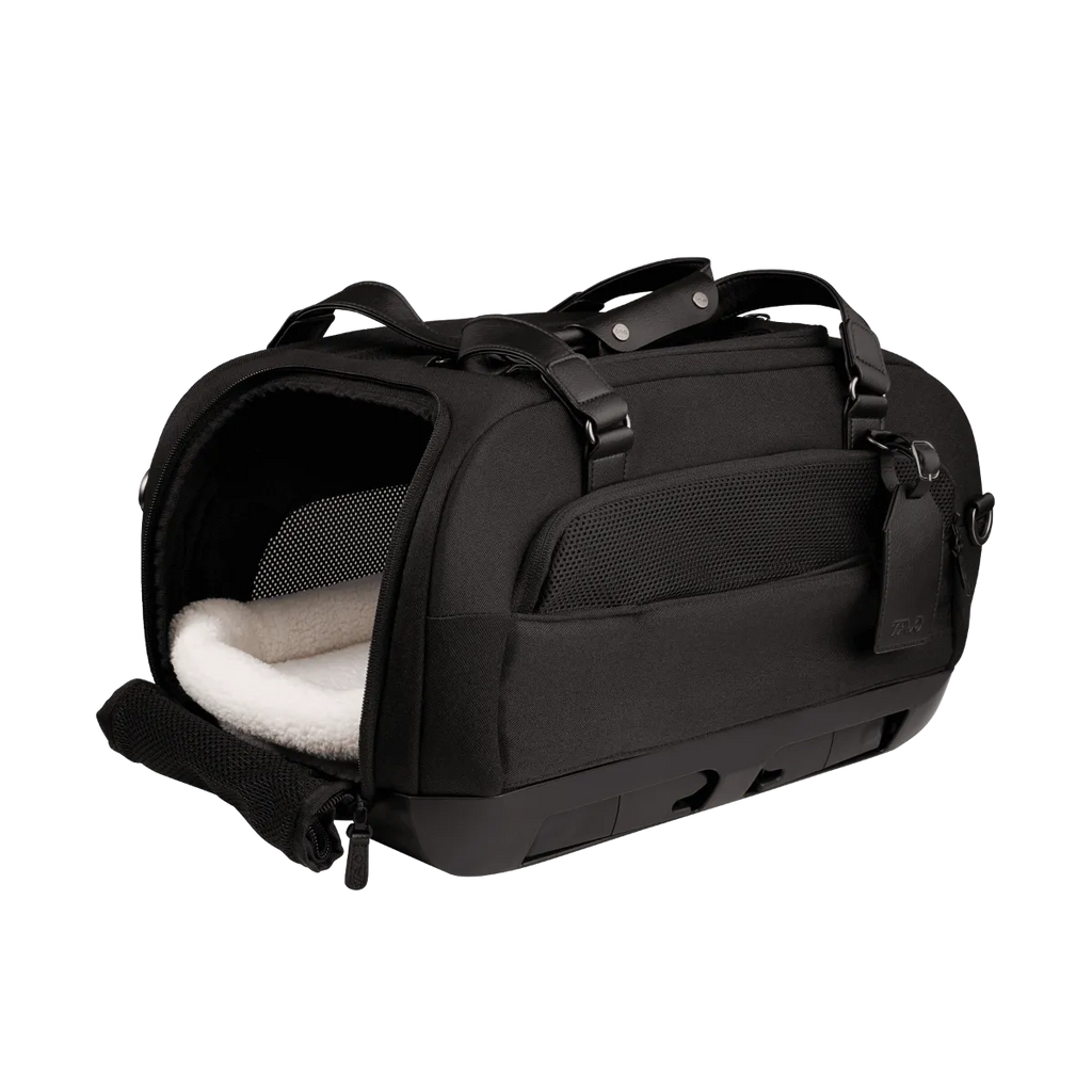 Transportadora TAVO Dupree II preta, com abertura frontal revelando interior macio e branco, ideal para viagens 2-em-1.