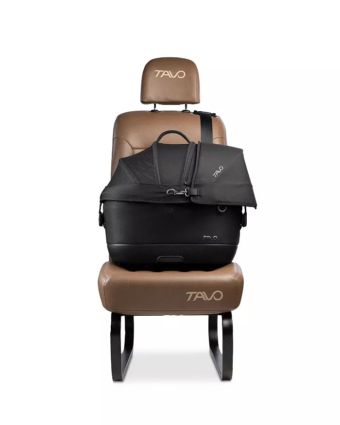 Transportador TAVO MAEVE preto instalado num banco de carro, realçando a sua função como sistema de segurança veicular.