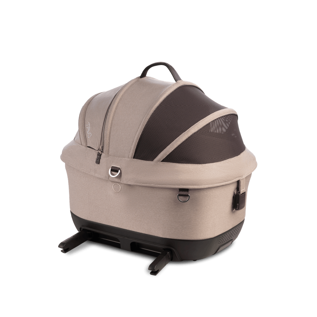 Transportador TAVO MAEVE WIND ISO5X em cor bege, visto de lado, mostrando os apoios inferiores para fixação ISOFIX na base escura.
