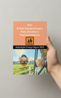 Mão a segurar o livro "TCC: O Guia Essencial para Pais, Escolas e Transportadoras" com capa laranja, destacando o logótipo da Associação Criança Segura (ACS) e uma criança num autocarro.