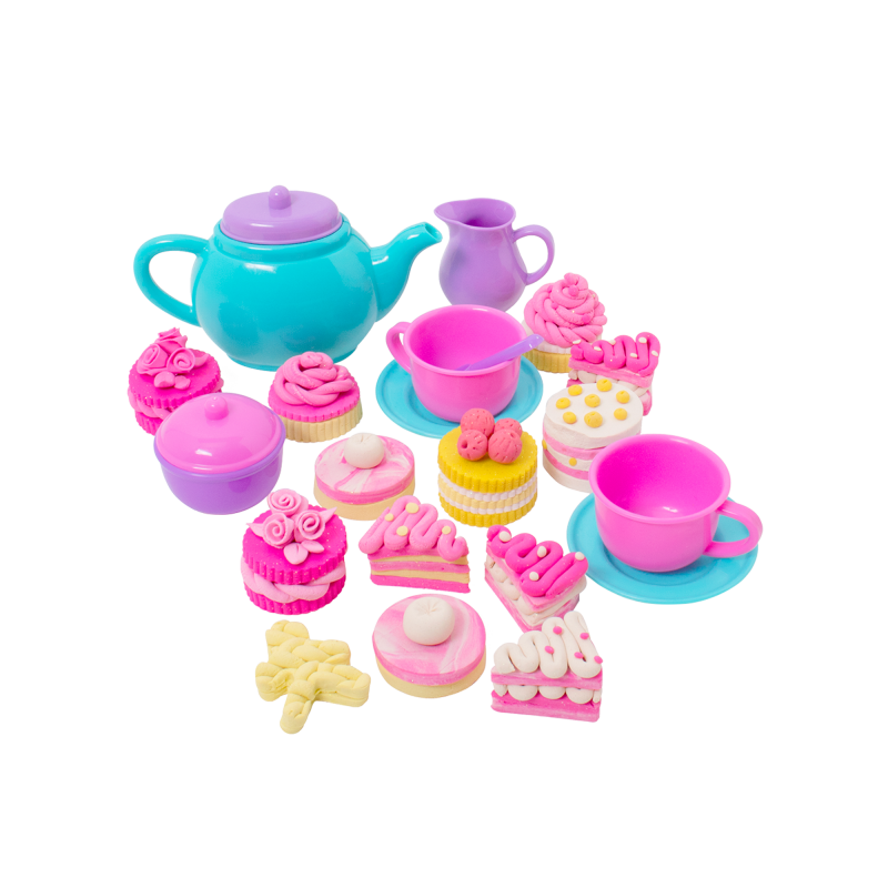 Detalhe dos acessórios do kit Tutti Frutti Plasticina Tea Time, com um bule, chávenas e várias criações de plasticina em forma de doces.