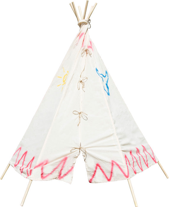 Detalhe da tenda Tepee mostrando os laços de corda na abertura frontal, permitindo fácil acesso para as crianças.