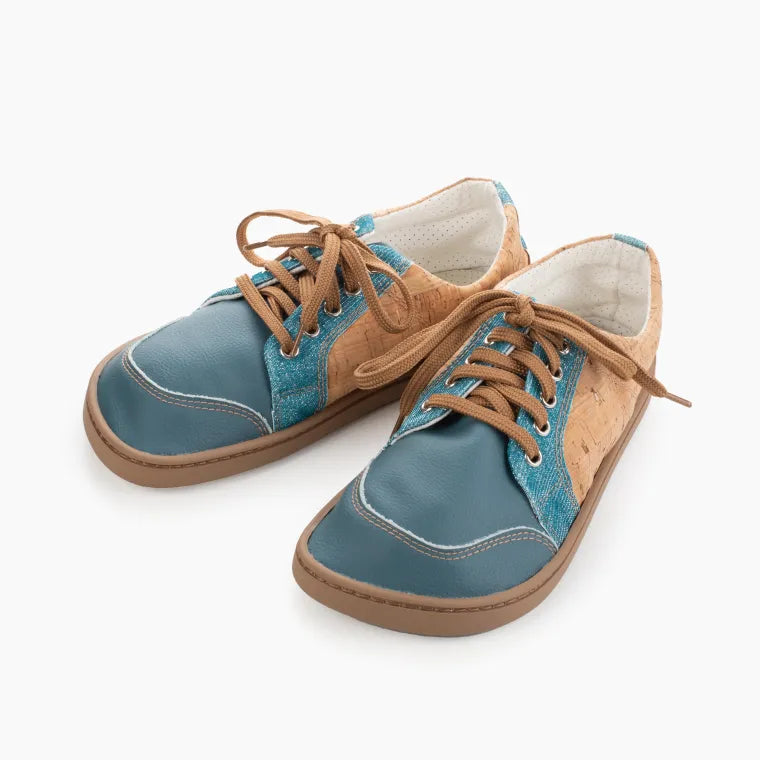 Ténis Baby Lobitos Barefoot Adulto Mapis Cork Brilo, em cortiça natural e detalhes em azul, com atacadores em tom de bege e sola antiderrapante.