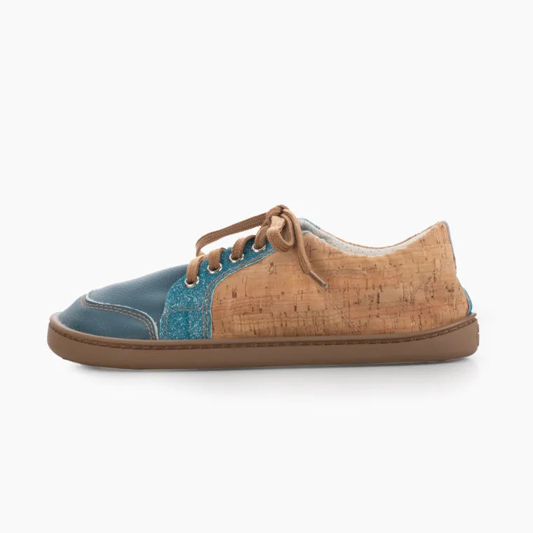 Vista lateral dos ténis Baby Lobitos Barefoot Adulto Mapis Cork Brilo, com design barefoot e acabamento em cortiça natural.