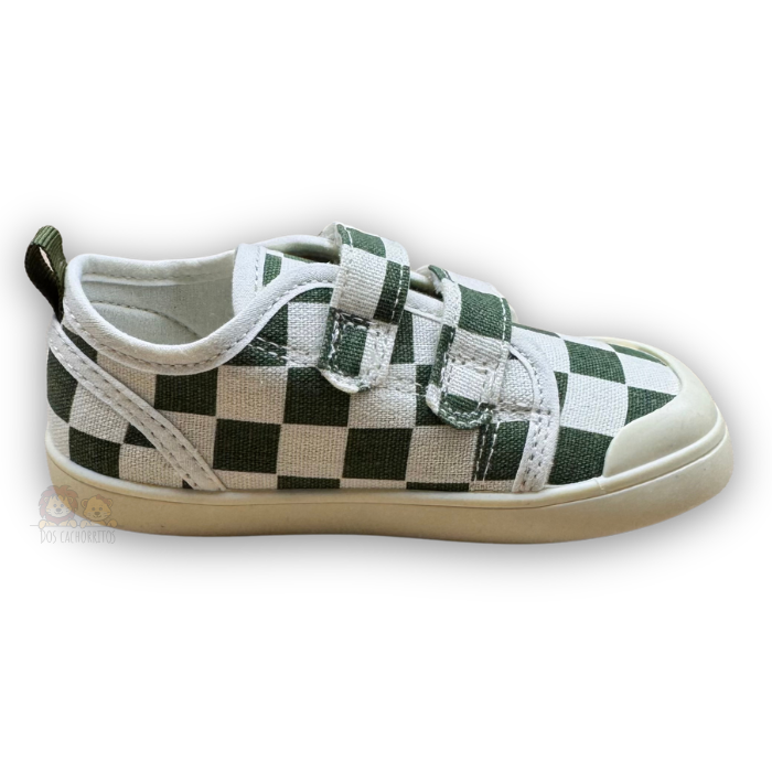 Ténis infantil Chetto de lona xadrez verde e branco, vistos de lado, evidenciando a sola flexível e o fecho de velcro.