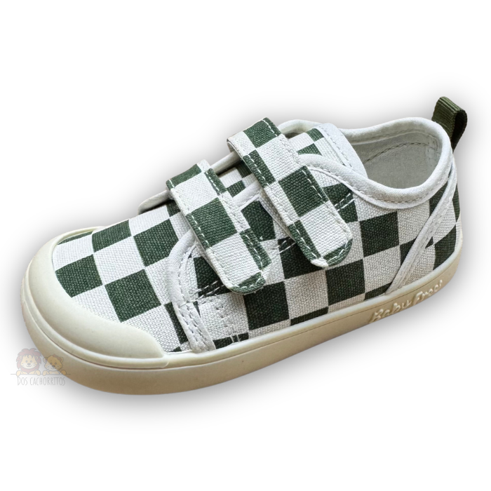 Ténis infantil Chetto de lona com padrão xadrez verde e branco, fecho de velcro e sola fina, vistos de perfil.