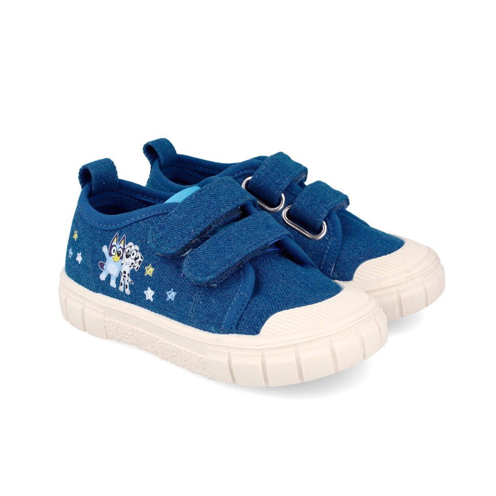 Par de ténis infantis azuis de tecido com fecho de velcro, apresentando um desenho dos personagens Bluey e Bingo, e sola branca.
