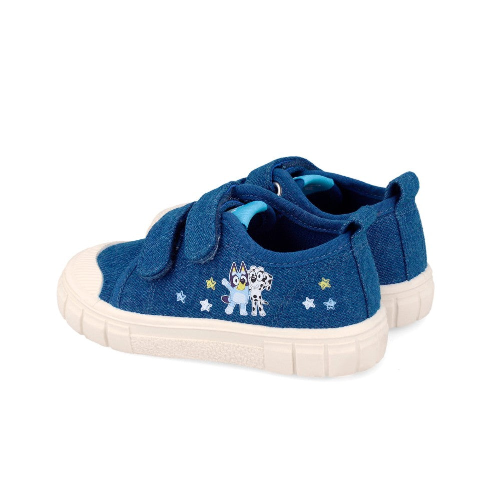 Vista traseira de ténis infantis azuis de tecido com fecho de velcro, mostrando o logótipo da marca na parte de trás e o desenho dos personagens.