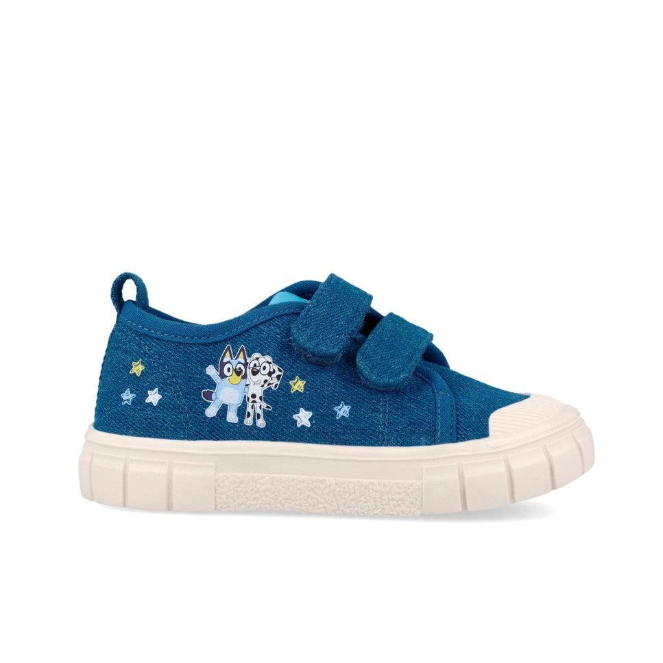Ténis infantil azul de perfil, exibindo o design completo com fechos de velcro e a sola de borracha clara.