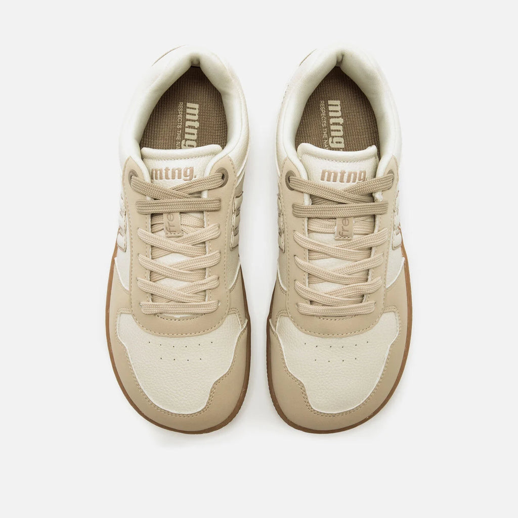 Vista superior dos ténis Mustang Free Aria, mostrando os atacadores e a marca 'mtng' na palmilha.