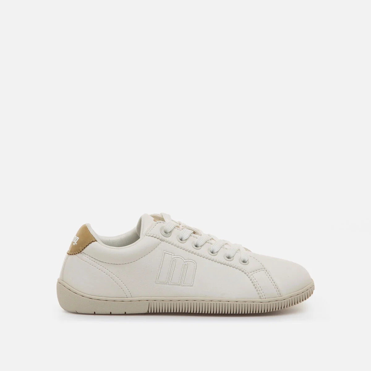 Ténis brancos Mustang (MTNG) estilo casual, vistos de perfil, com detalhe bege no calcanhar e logótipo em relevo na lateral.