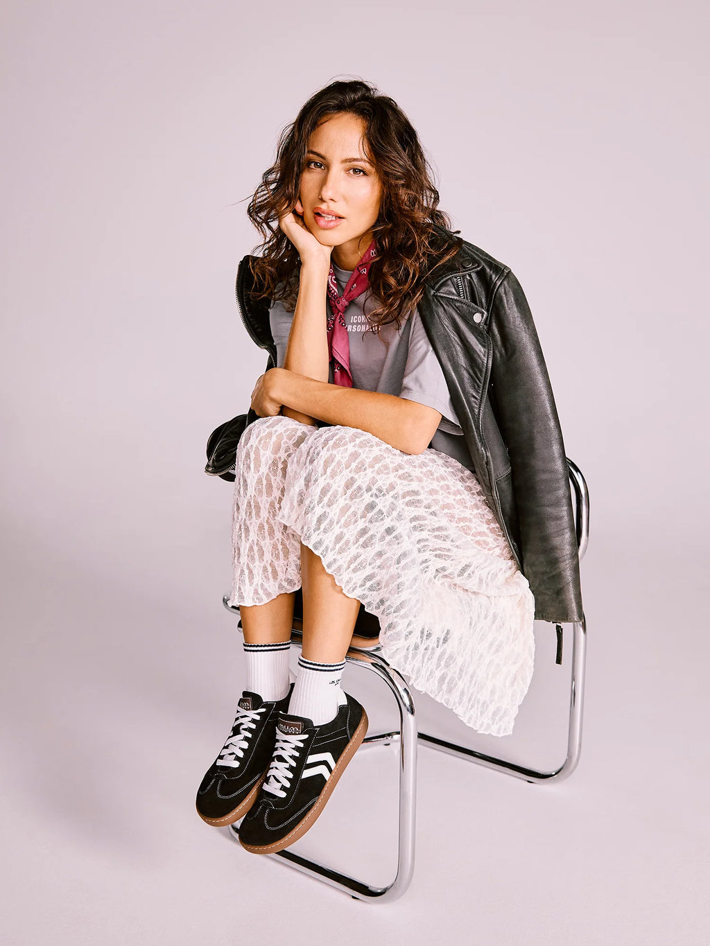 Mulher sentada a exibir as sapatilhas MUM Barefoot Diana Dark, combinadas com um estilo casual e moderno.