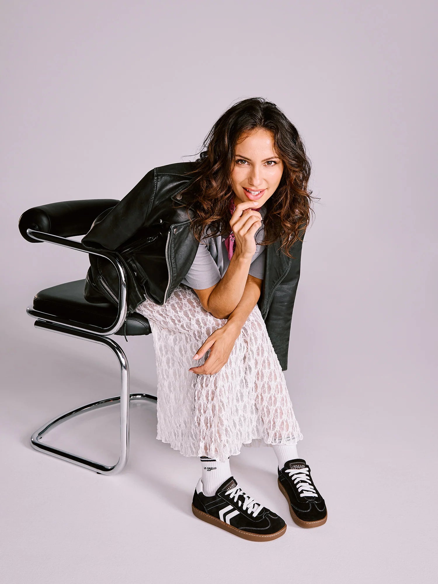 Mulher sorridente com sapatilhas MUM Barefoot Diana Dark, destacando o conforto e versatilidade em look casual.