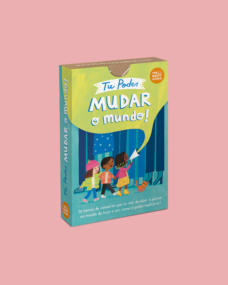 Caixa do jogo "Tu Podes Mudar o Mundo" da The Happy Gang, com foco na ilustração frontal de três crianças e um gato, sobre fundo rosa.