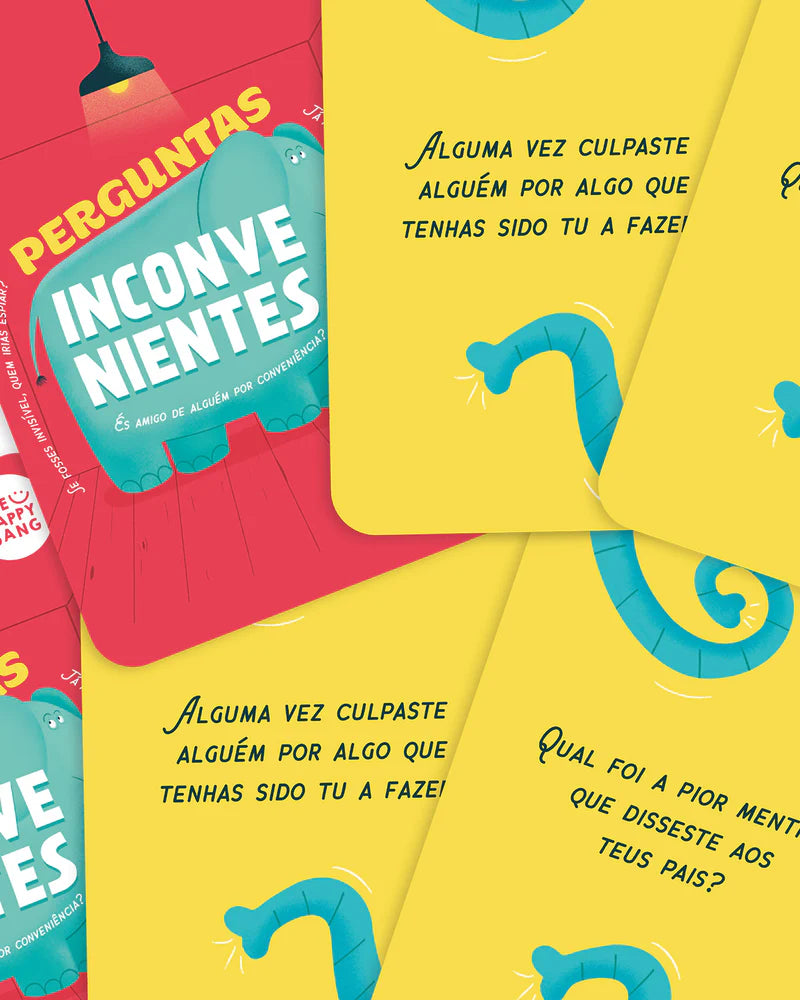 Close-up de várias cartas amarelas do jogo "Perguntas Inconvenientes" com perguntas divertidas e a ilustração de uma tromba de elefante azul.