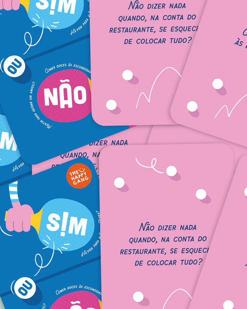 Detalhe de várias cartas cor-de-rosa empilhadas do jogo "Sim ou Não", exibindo a pergunta "Não dizer nada quando, na conta do restaurante, se esquecer de colocar tudo?".