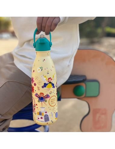 Criança a segurar a Garrafa Térmica Cool Bottles - Magical Fairies 350ml num parque, mostrando a pega de silicone turquesa e o design de fadas.