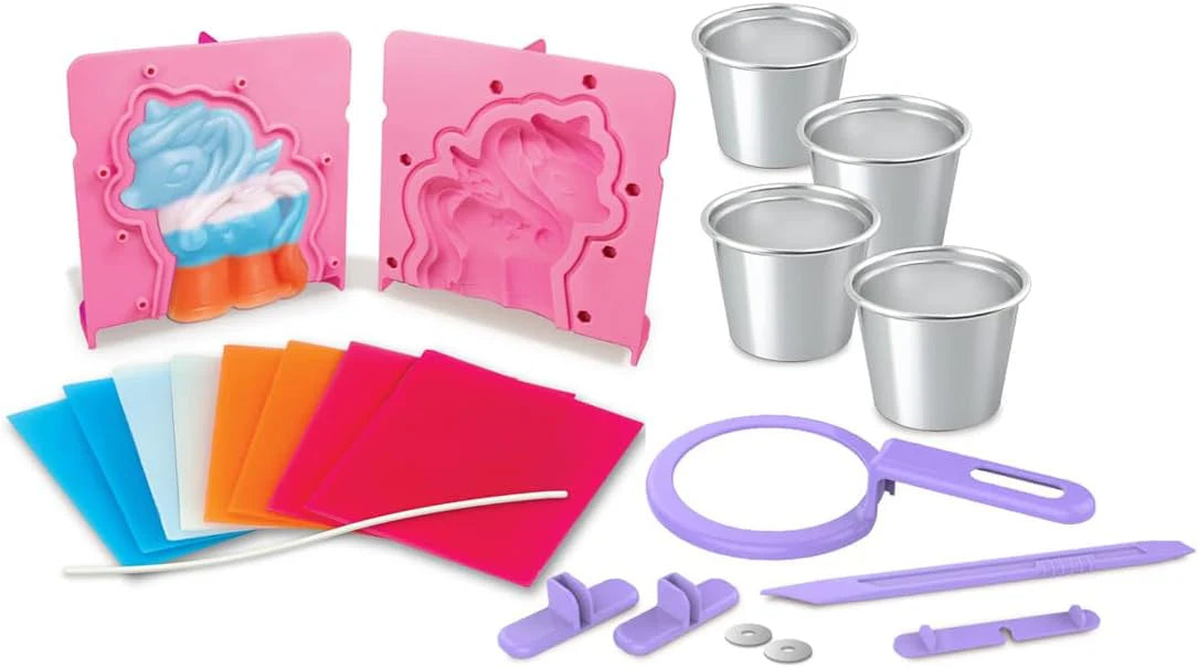 Componentes internos do kit de fazer velas: molde de silicone, folhas de cera colorida, pavios, copos de metal para derreter e ferramentas de plástico roxas.