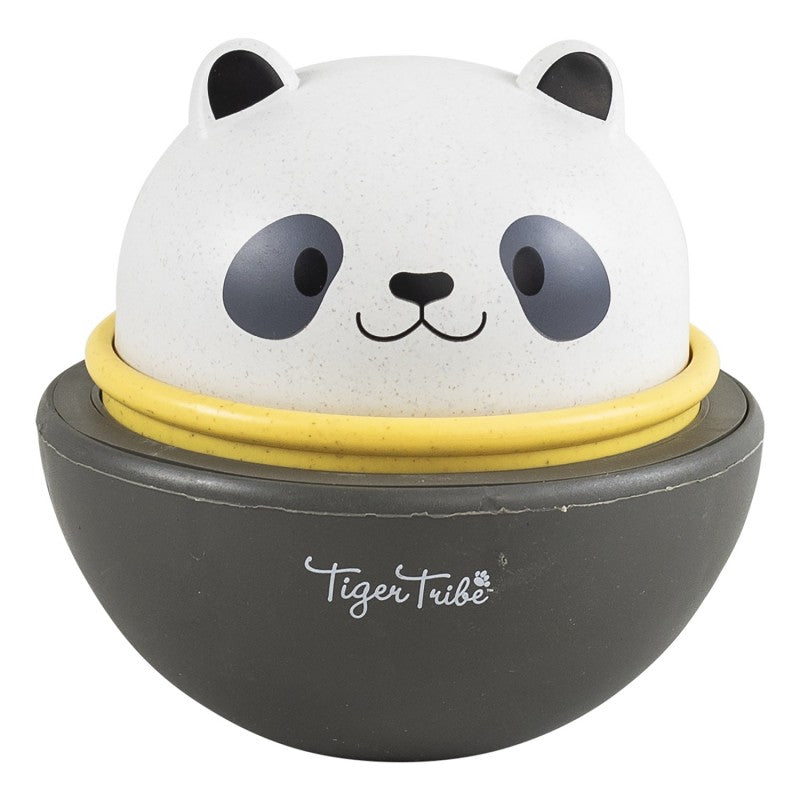 Close-up do brinquedo Tiger Tribe Rocking Rollers Panda montado, com a cabeça de panda branca sobre a base cinzenta, em destaque.