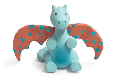 Brinquedo chocalho Tikiri em forma de dragão azul claro com asas grandes cor de terracota com bolinhas azuis, visto de frente.