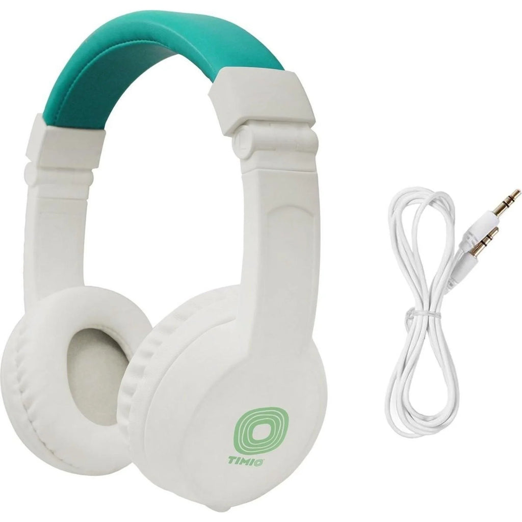 Criança a usar os auscultadores Timio, mostrando o conforto e o ajuste perfeito na cabeça, com o limitador de volume de 85 dB implícito.