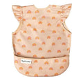 Babete impermeável Tiny Twinkle sem mangas, cor bege com padrão de pequenos arco-íris em tons de rosa e laranja, com bolso frontal.