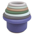 Close-up dos 7 vasos de silicone Tiny Twinkle empilhados, exibindo as cores suaves e o logótipo gravado na base roxa.