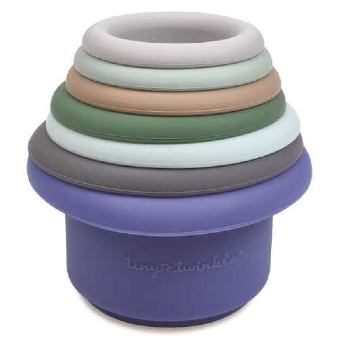 Close-up dos 7 vasos de silicone Tiny Twinkle empilhados, exibindo as cores suaves e o logótipo gravado na base roxa.