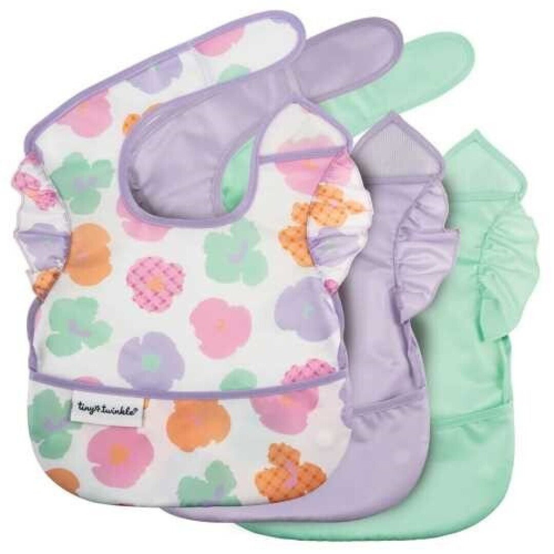 Conjunto de três babetes Tiny Twinkle sem mangas com padrões verde, lilás e flores para bebés.