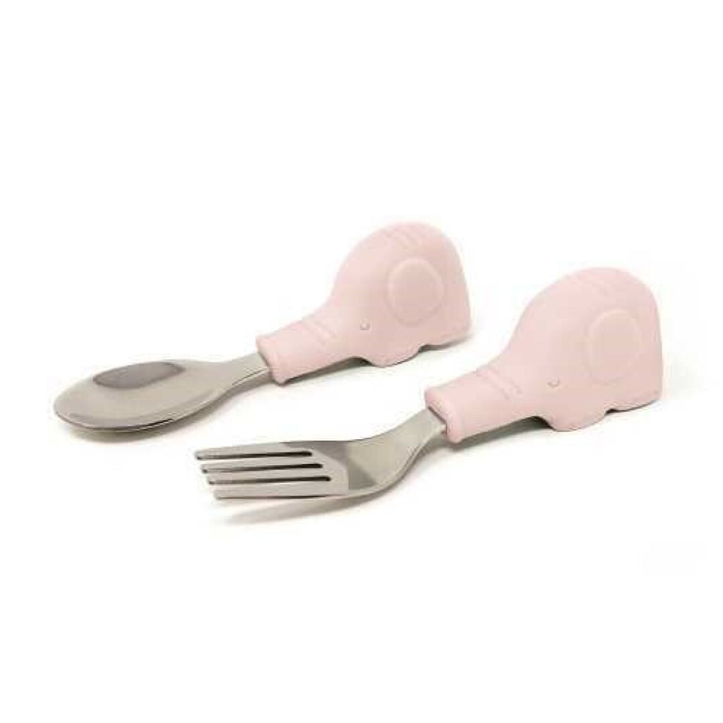 Conjunto de colher e garfo de aprendizagem Tiny Twinkle com cabos em silicone rosa em forma de elefante, sobre fundo branco.