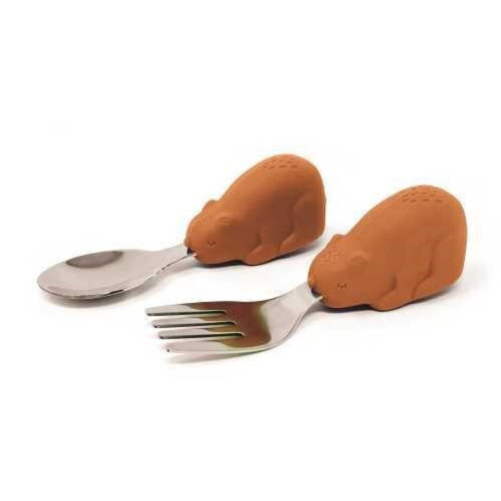 Conjunto de talheres de aprendizagem Tiny Twinkle com garfo e colher em tons de laranja e aço inoxidável.