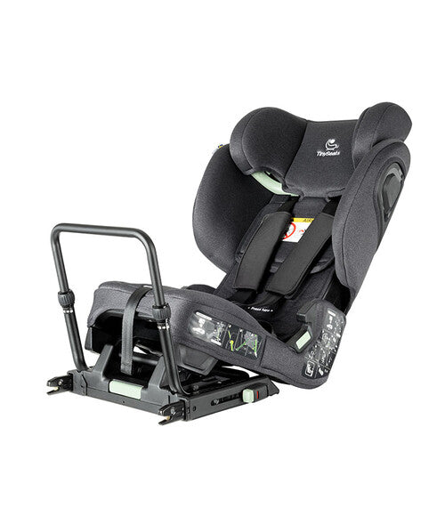 Cadeira auto montada em posição contra marcha com base Isofix visível, destacando o design e segurança da instalação.