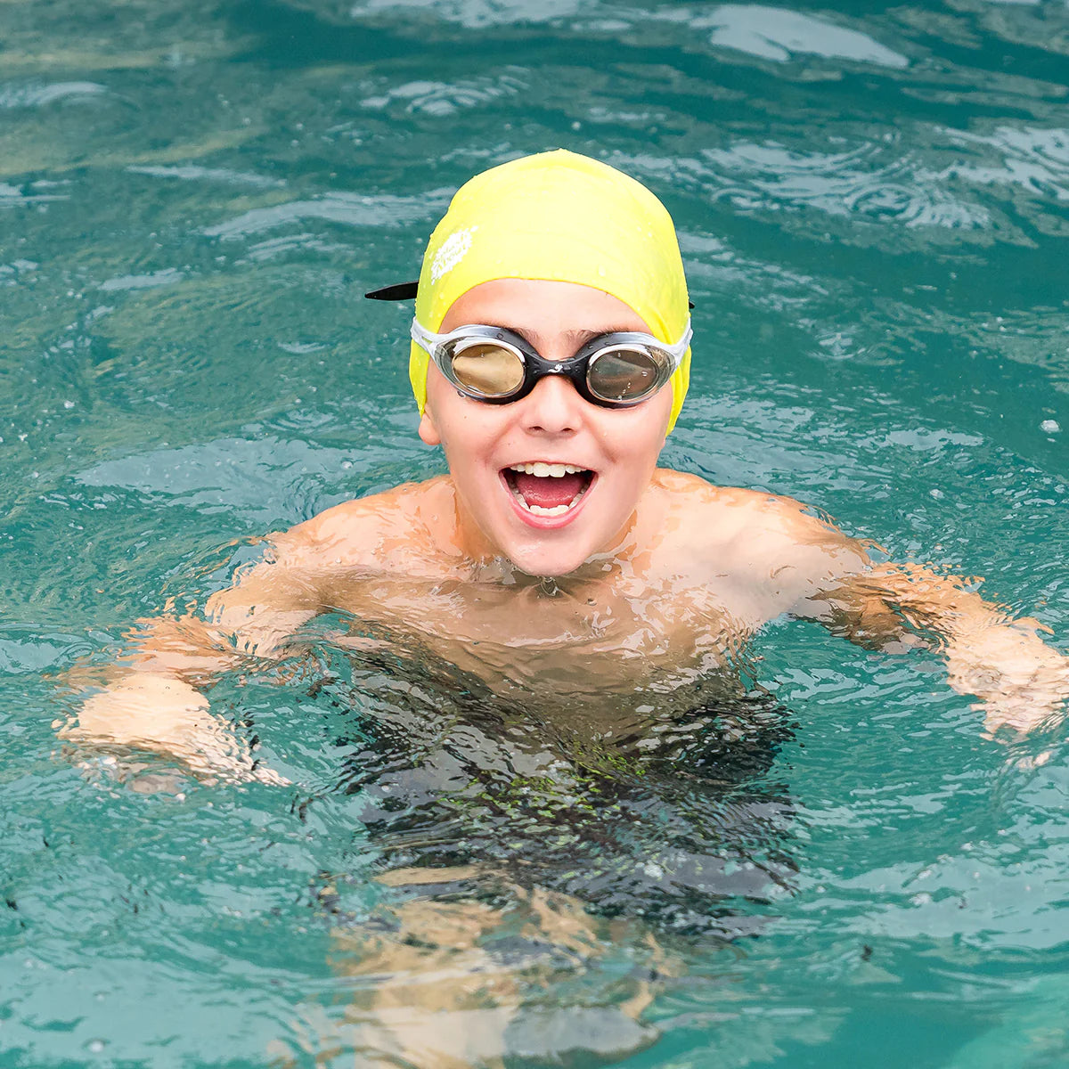 Touca de natação em silicone azul Splash About para crianças dos 4 aos 12 anos