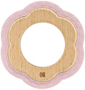 Mordedor de bebé em forma de flor, com aro central em madeira clara e rebordo em silicone rosa pálido com pequenos relevos florais.
