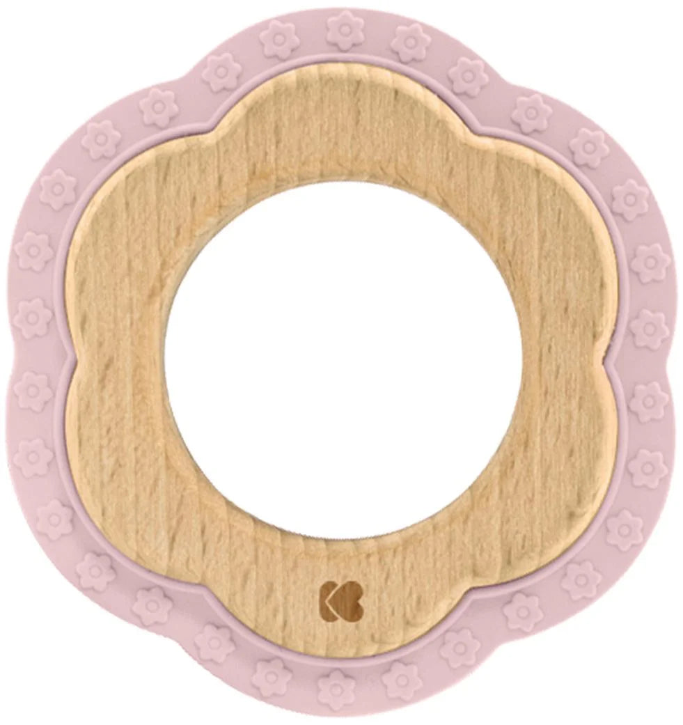 Mordedor de bebé em forma de flor, com aro central em madeira clara e rebordo em silicone rosa pálido com pequenos relevos florais.