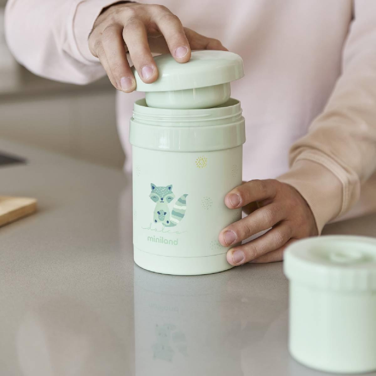 Mãos a abrir o Termo Sólidos Miniland Mint 280 ml, revelando um dos recipientes internos.