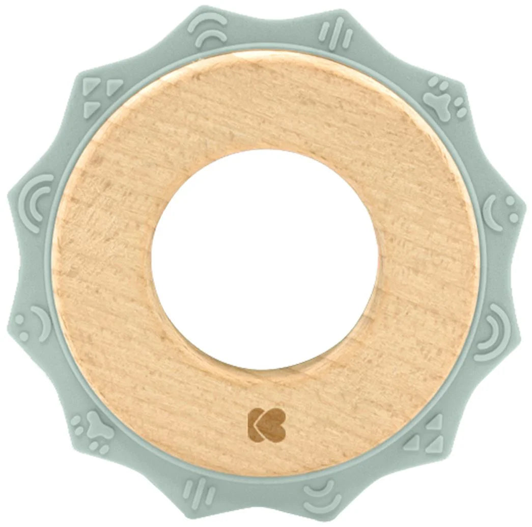 Mordedor de bebé circular com centro em madeira clara e rebordo em silicone cinzento-esverdeado, com vários símbolos gravados como sóis, arcos e carinhas felizes.