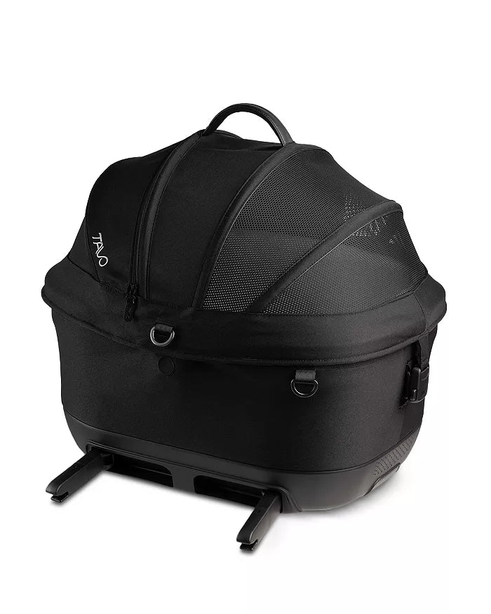 Transportador TAVO MAEVE preto, visto em ângulo, com as bases ISOFIX visíveis na parte inferior, pronto para instalação.